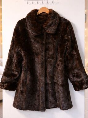 ✨ Westbound Old Money Glam Faux Fur Jacket Size M